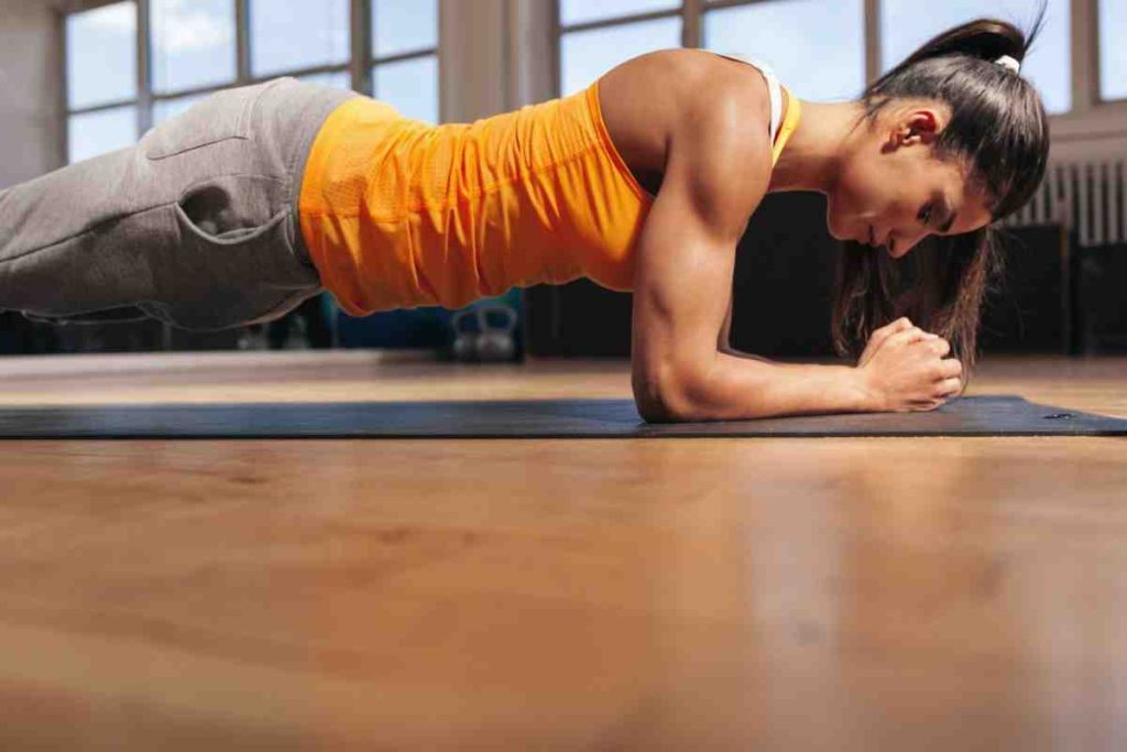 Planken tränar core-musklerna (magmuskler, ländryggsmuskler och sneda magmuskler) och stabiliserar din hållning.